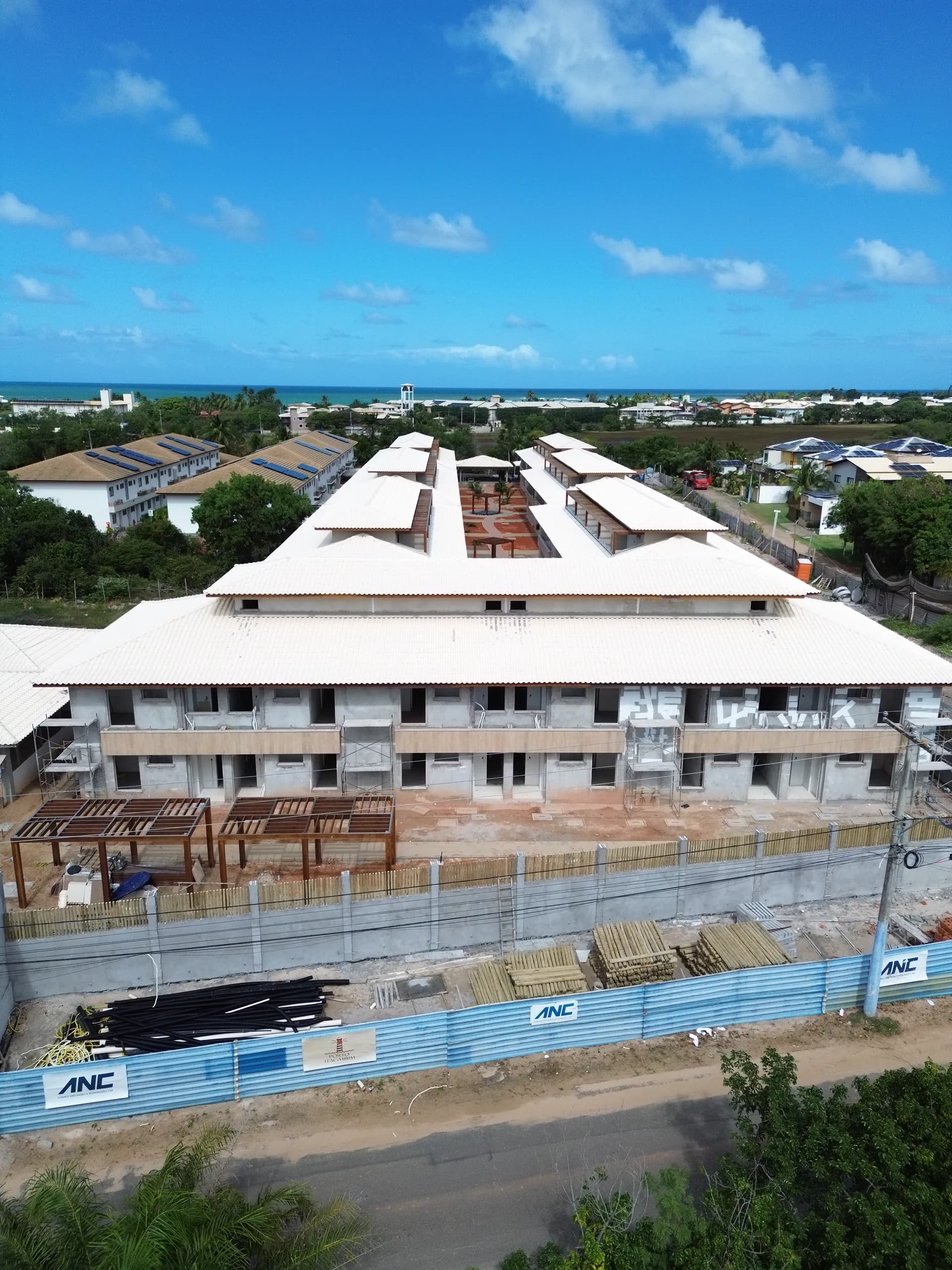 Avanço da obra, Fachada e alameda