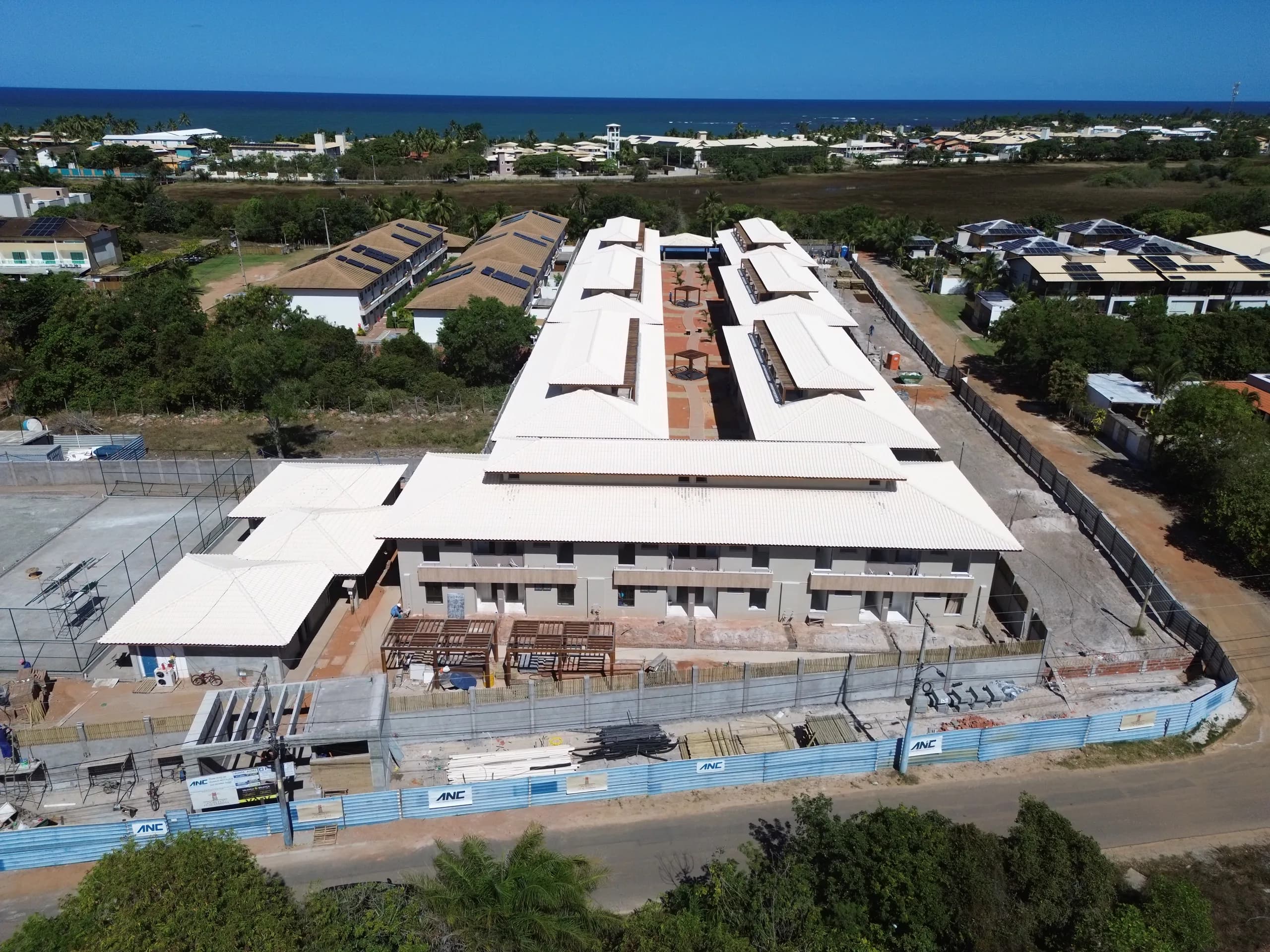 Avanço da obra, Vista aérea da fachada e dos blocos com o mar ao fundo