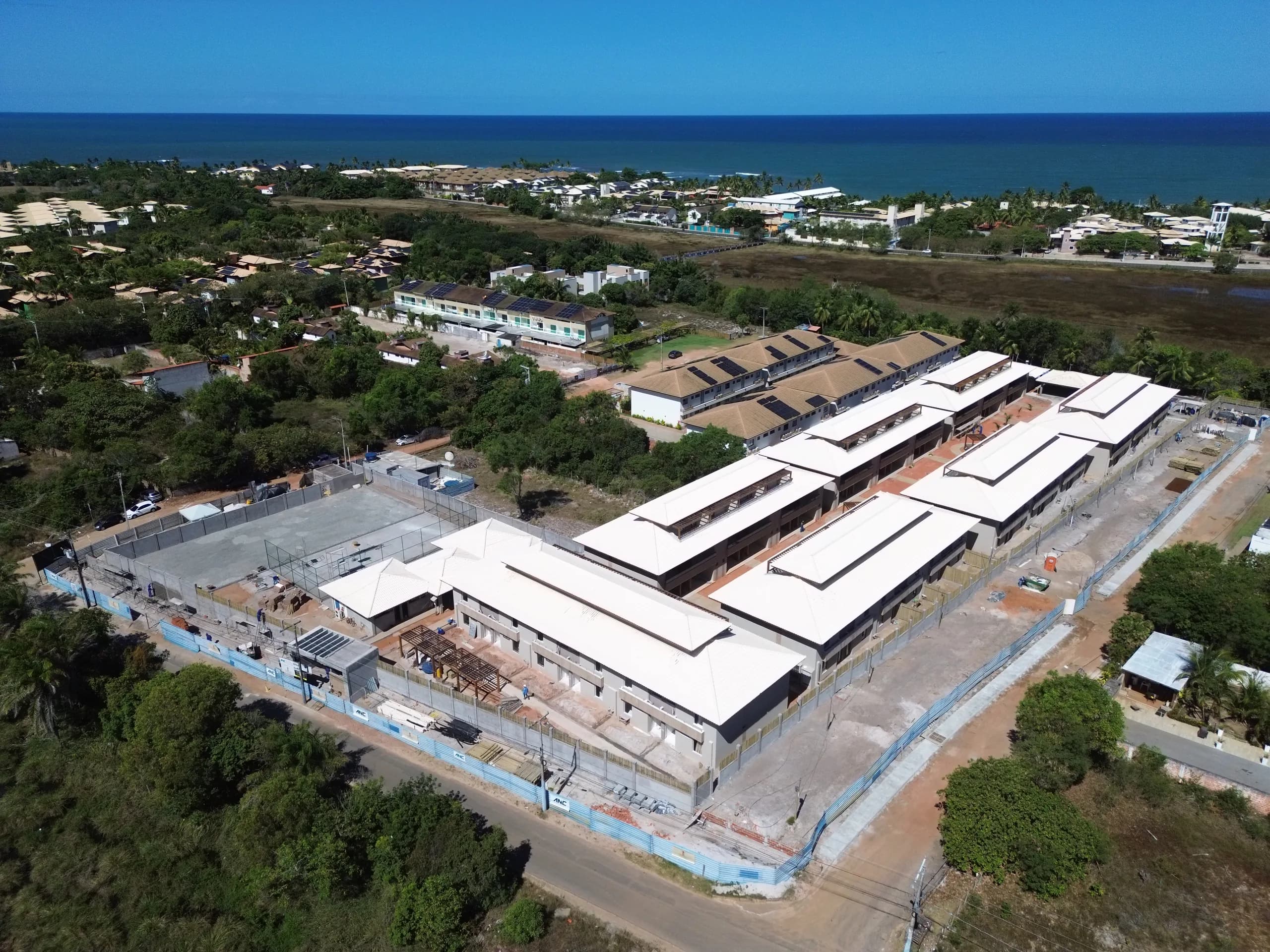 Avanço da obra, Vista ampla do conjunto e da costa