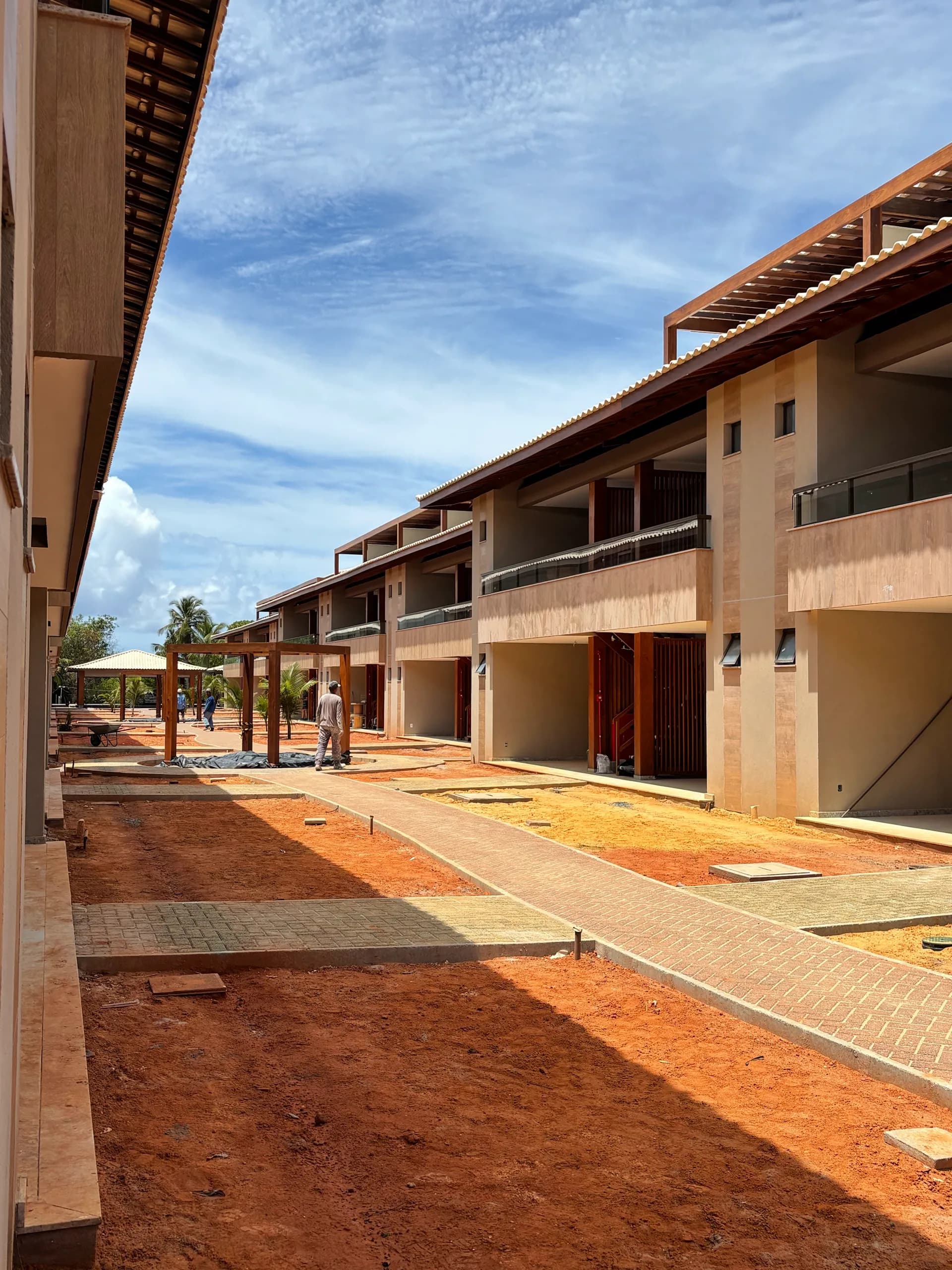 Avanço da obra, Caminho pavimentado entre os blocos e pergolados