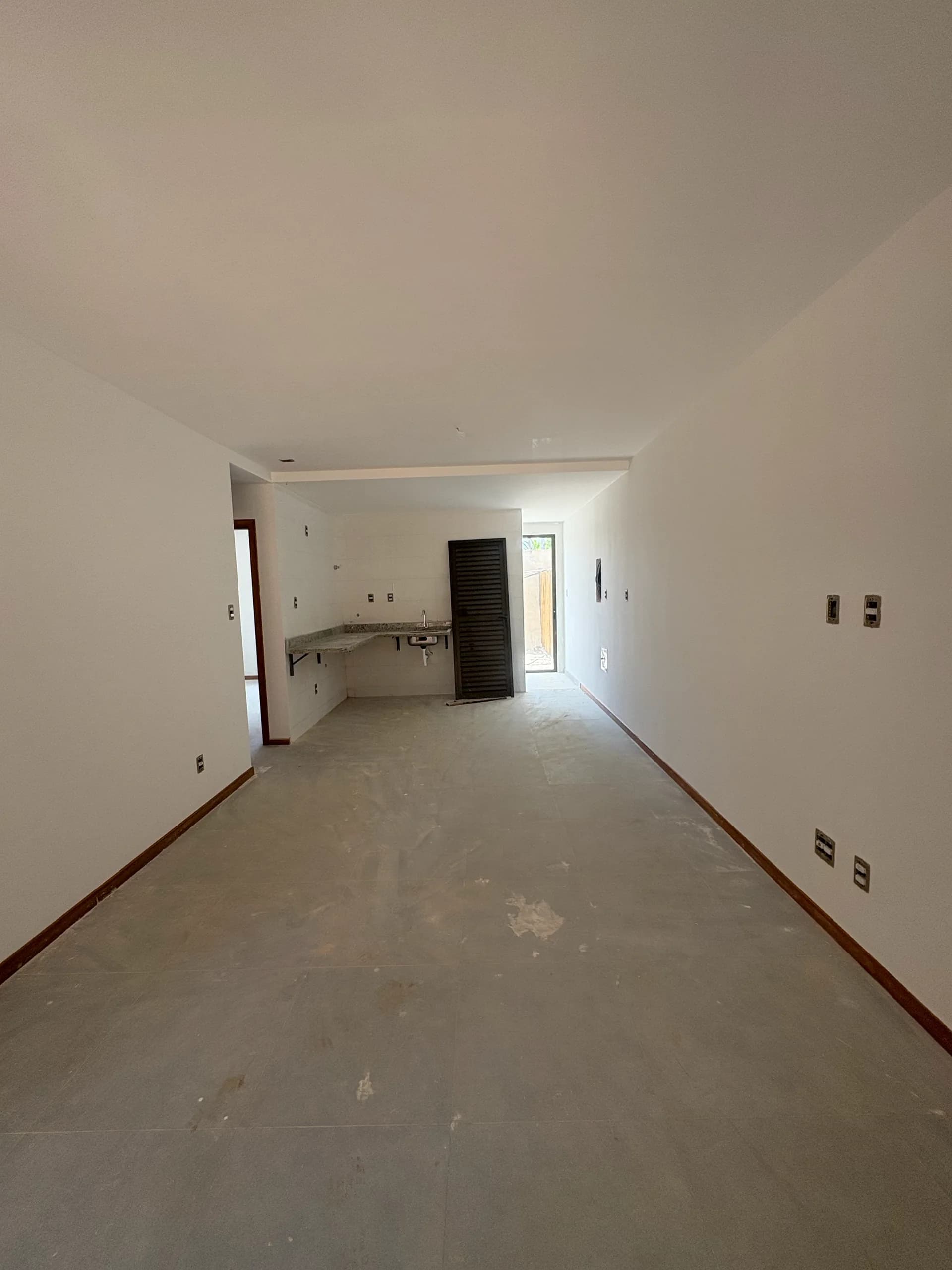 Avanço da obra, Sala e bancada da cozinha vistas da entrada