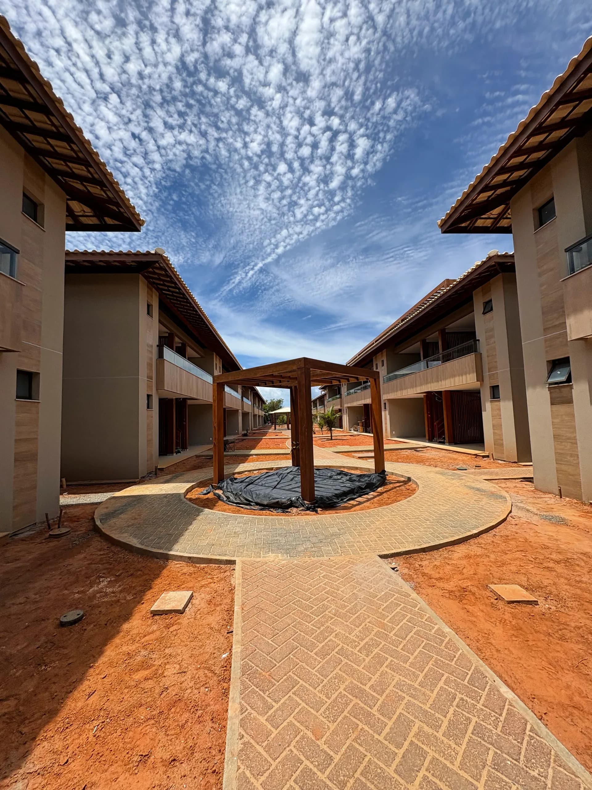 Avanço da obra, Pergolado e caminho central entre os blocos