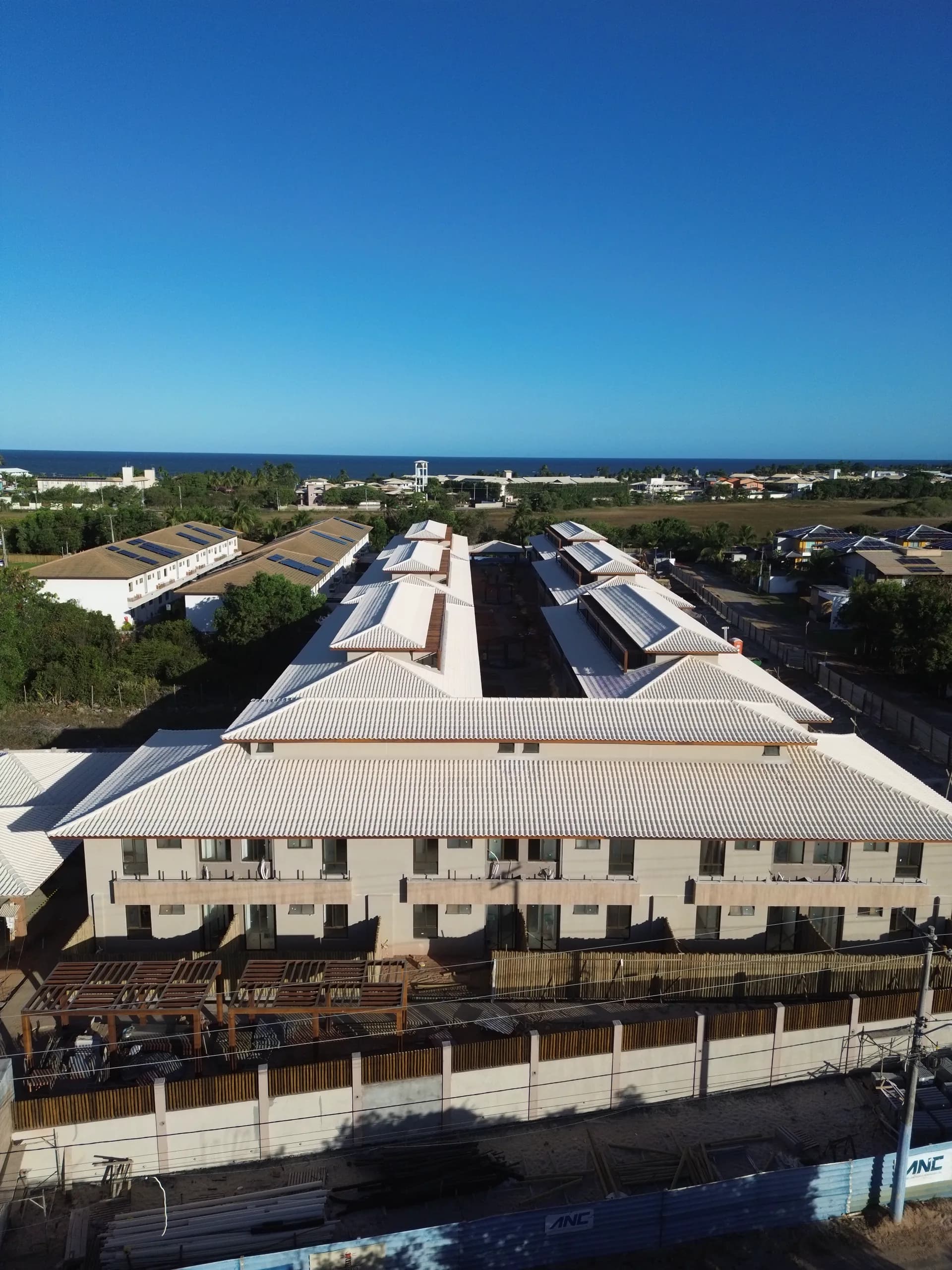 Avanço da obra, Vista aérea frontal dos blocos com o litoral ao fundo