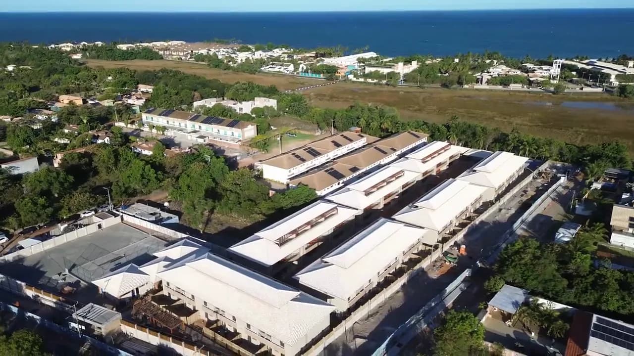 Avanço da obra, Vídeo aéreo diagonal do conjunto com o litoral ao fundo